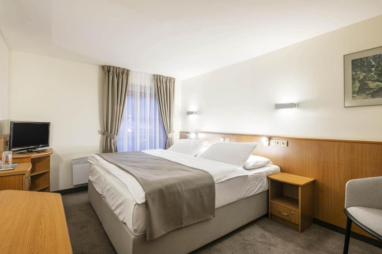 Hotel Ostrov ติซา ภายนอก รูปภาพ